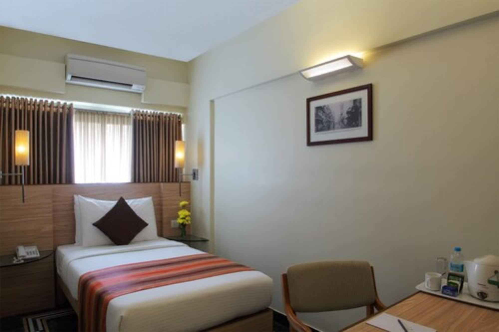 Hiltop Hotel Mumbai Eksteriør bilde